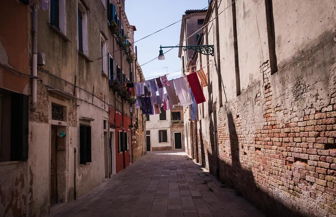 Venezia Biennale Bianco & Rosso-1